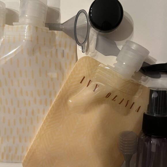 Travel Gift Set Ivy Olivia 9 Piece Refillable Kit and SinglesSwag Fay Socks New - Picture 11 of 13